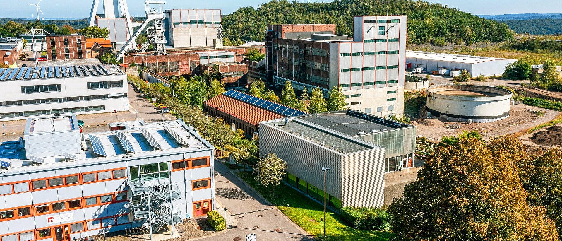 Luftaufnahme: Hochschulgelände mit modernen und alten Gebäuden.