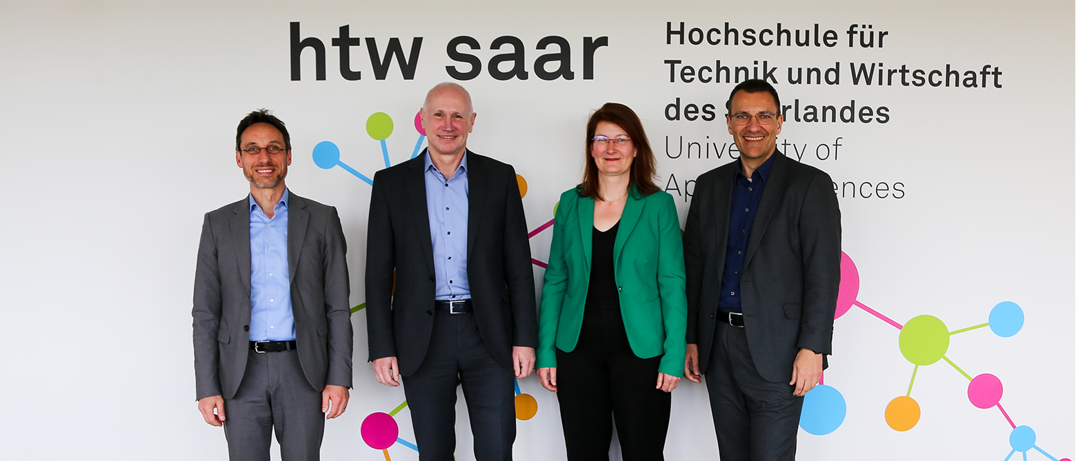 Das Präsidium der htw saar: Präsident, Vizepräsidentin und Vizepräsidenten in Gruppenaufnahme.