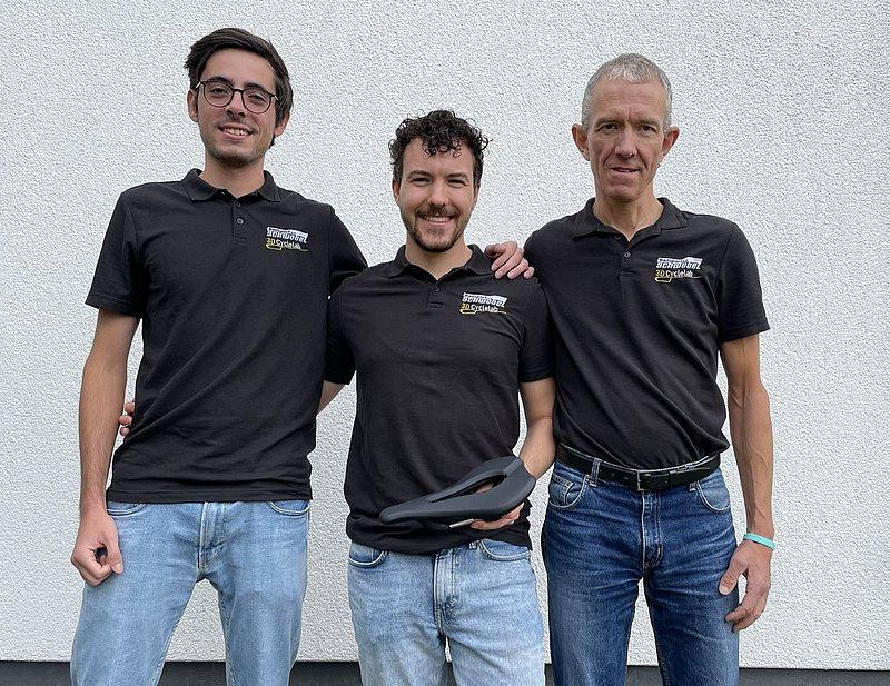 Franco, Clemens und Peter mit einem 3D gedruckten Fahrradsattel Franco, Clemens und Peter mit einem 3D gedruckten Fahrradsattel