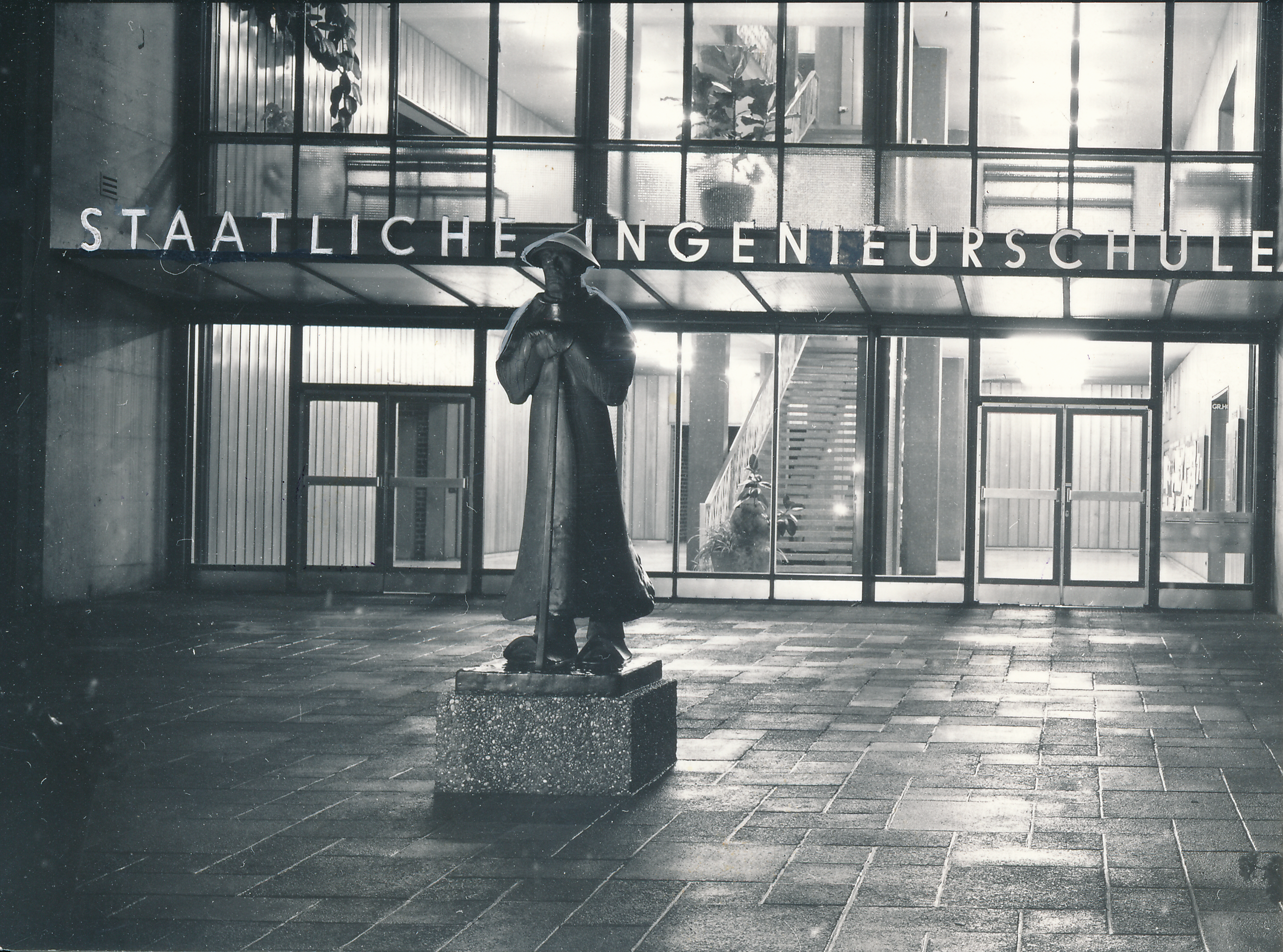 Der Erste Mann am Hochofen - Fritz Koelles Bronzeguss zierte den Eingang der Staatlichen Ingenieurschule