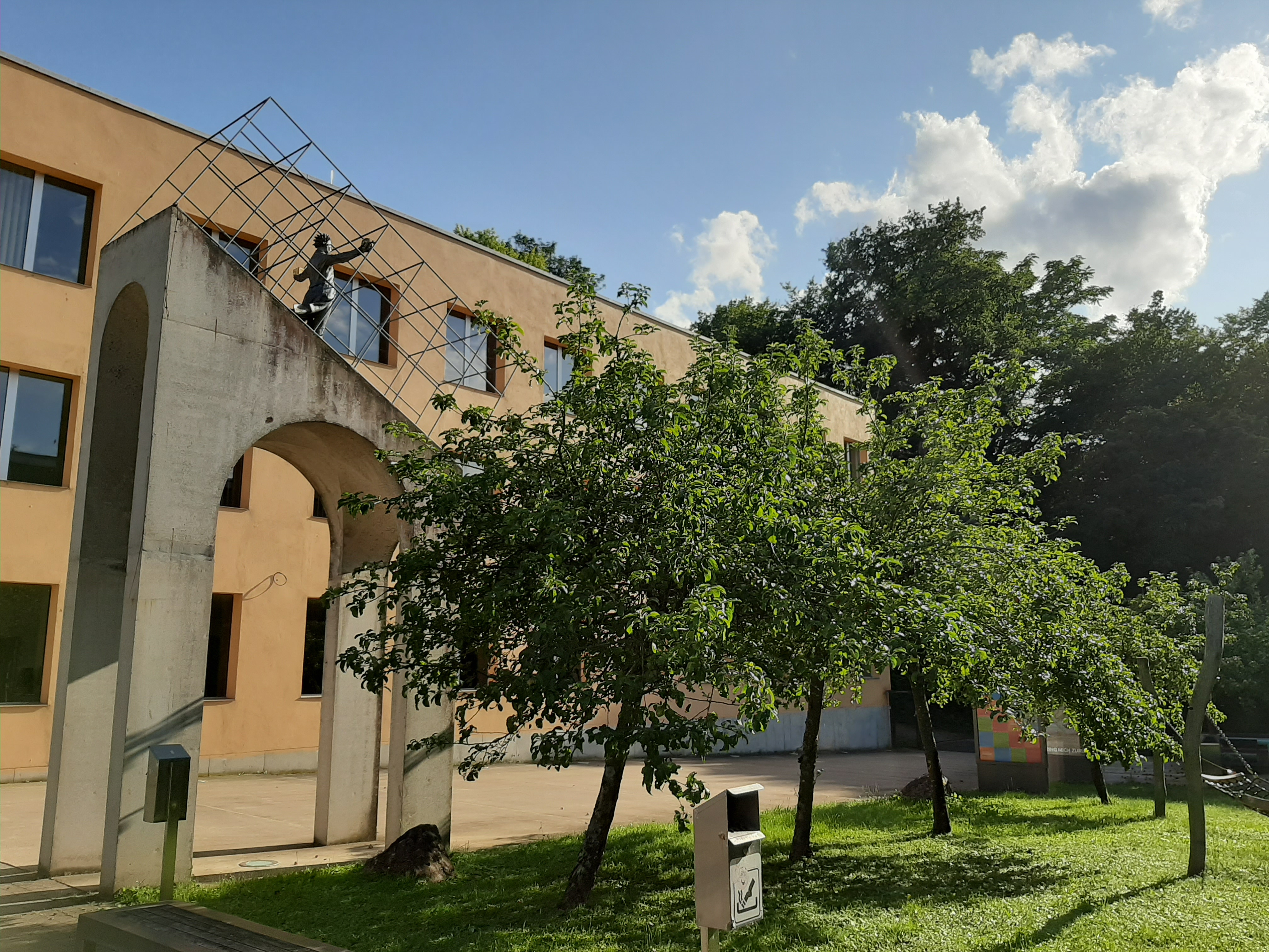 Der Innenhof am Campus Rotenbühl 2021 mit der Oswald Hiery Plastik