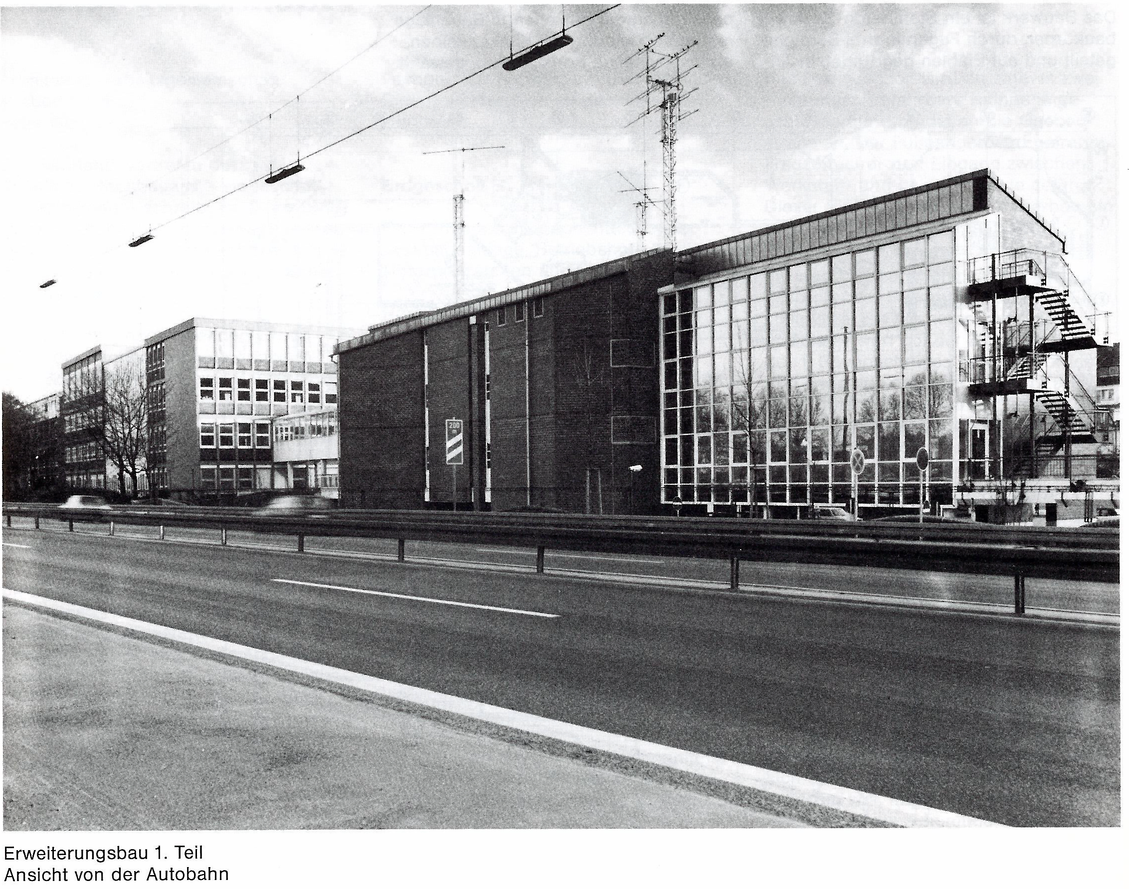 Der Erweiterungsbau (1. Teil, Gebäude 7) von der Autobahnseite