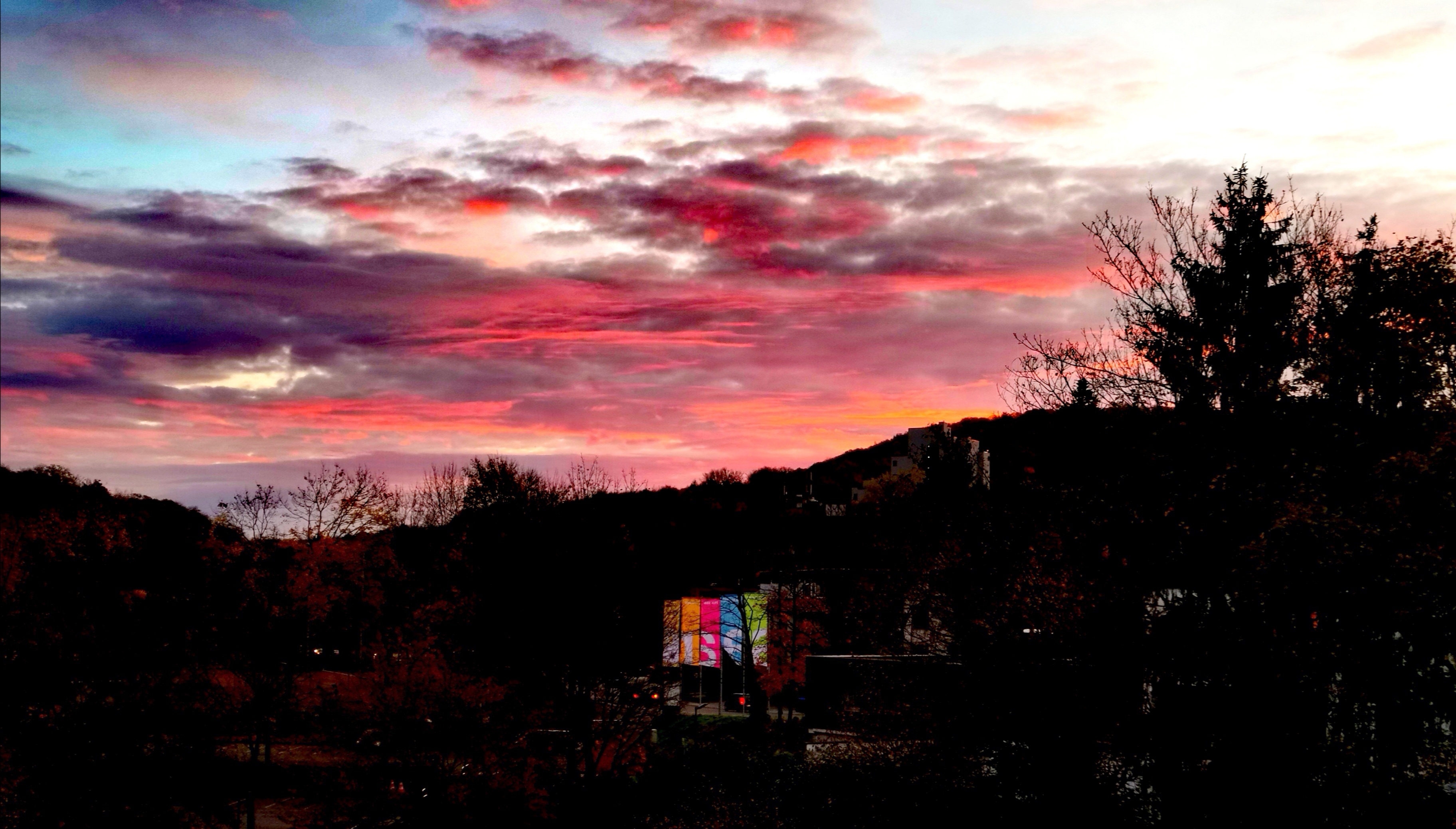 Mit dem neuen Corporate Design treten Identität und Zusammengehörigkeit der Fakultäten nach innen und außen deutlich zu Tage.