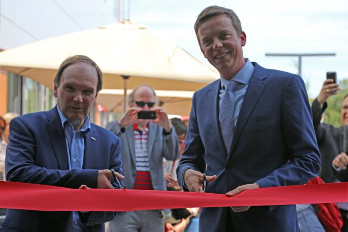 Am 25. Mai 2018 weihen Präsident Rommel und Ministerpäsident Tobias Hans das Zentralgebäude (Gebäude 10)  ein.