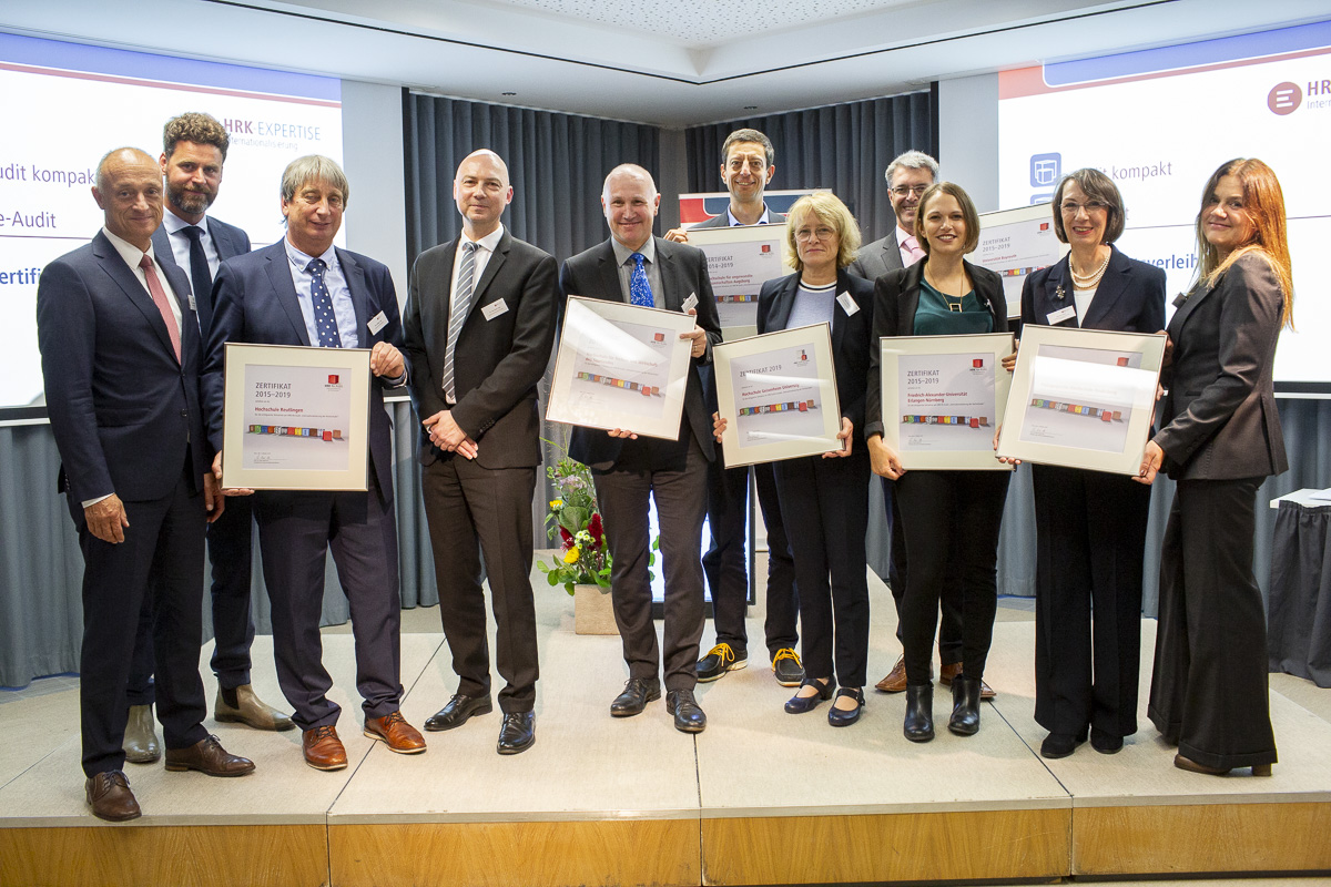 2019 erhält die htw saar die Urkunde zum Re-Audit Internationalisierung