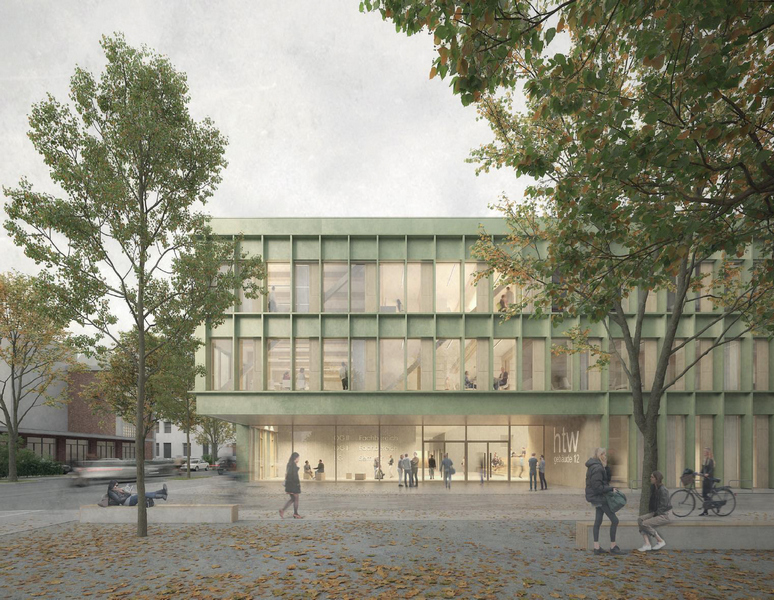 Das Bild zeigt den preisgekrönten Entwurf für den Neubau des Gebäudes 12 der htw saar. Ein modernes, gläsernes Gebäude mit grünlichem Rahmen.   Die Fassade besteht aus großen Glasflächen, die von einem feinen Raster aus vertikalen und horizontalen Streben eingefasst sind. Innen sind mehrere Geschosse mit Galerien, Treppen und Menschen erkennbar, was dem Gebäude eine offene, transparente Wirkung gibt.   Vor dem Gebäude liegt ein weiter Platz mit hellem Pflaster.