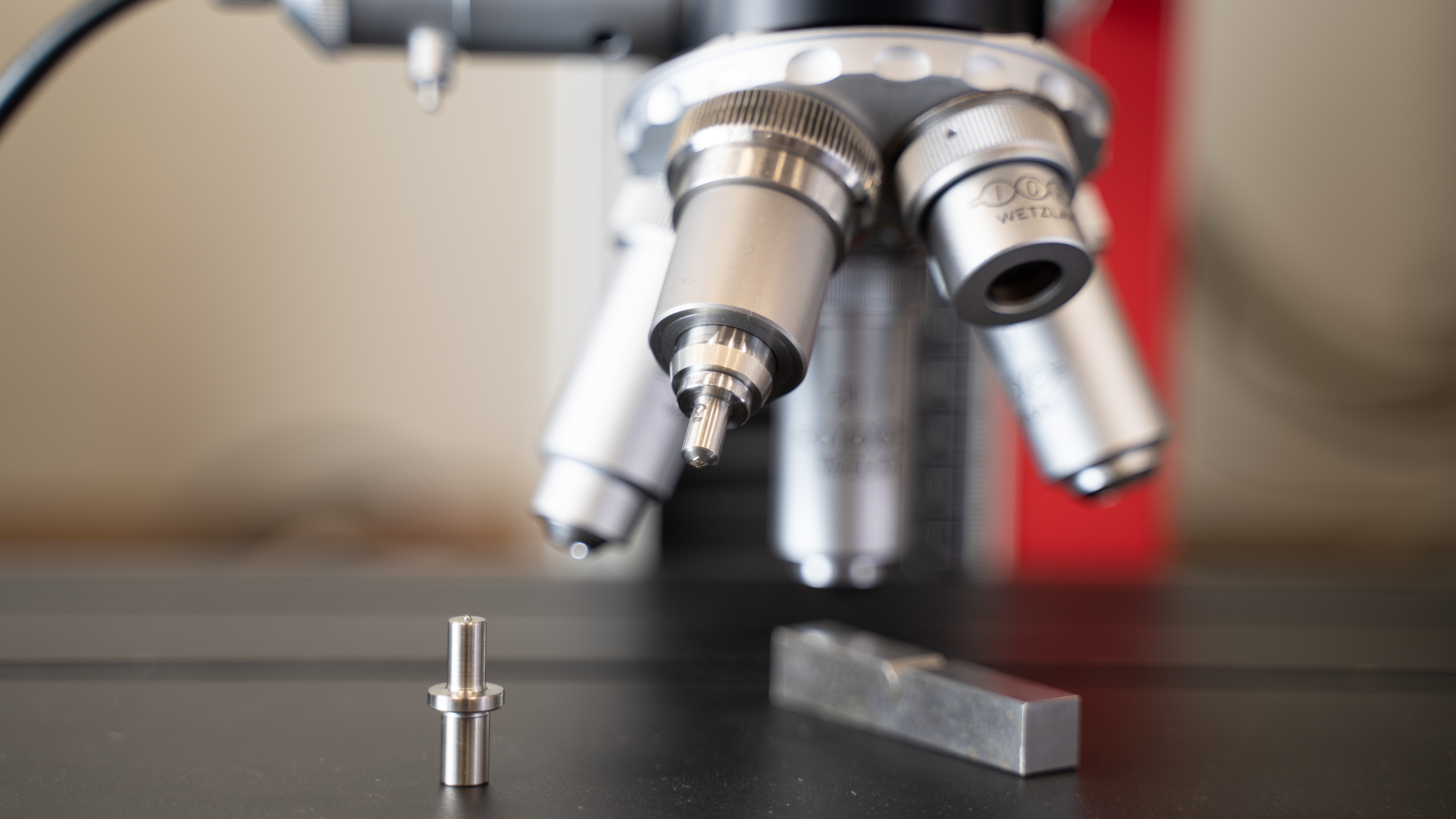 Der Mikroskoprevolver mit Indenter des Prüfgerätes