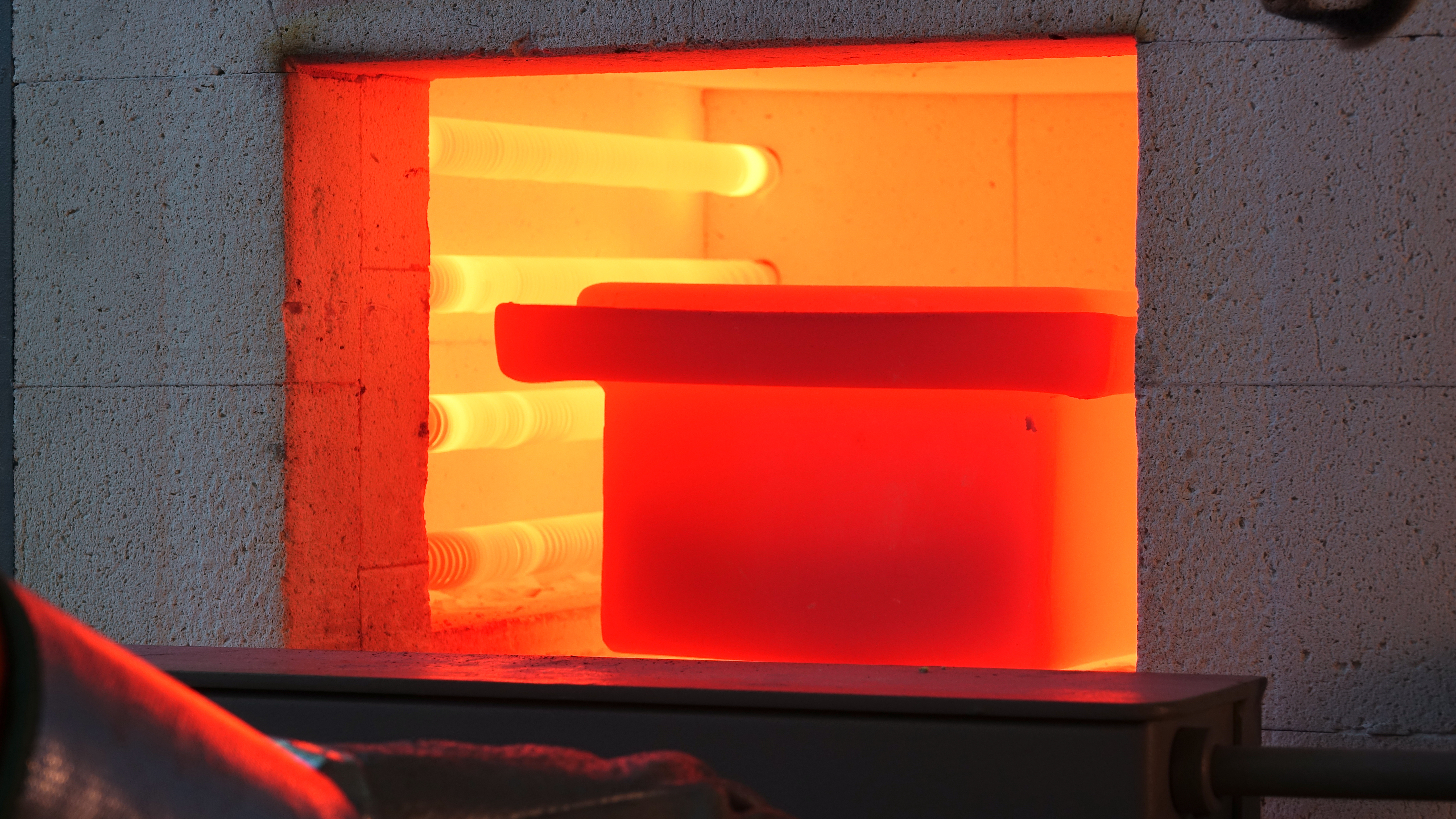 Geöffneter Kammerofen mit Kasten im Innern, glüht